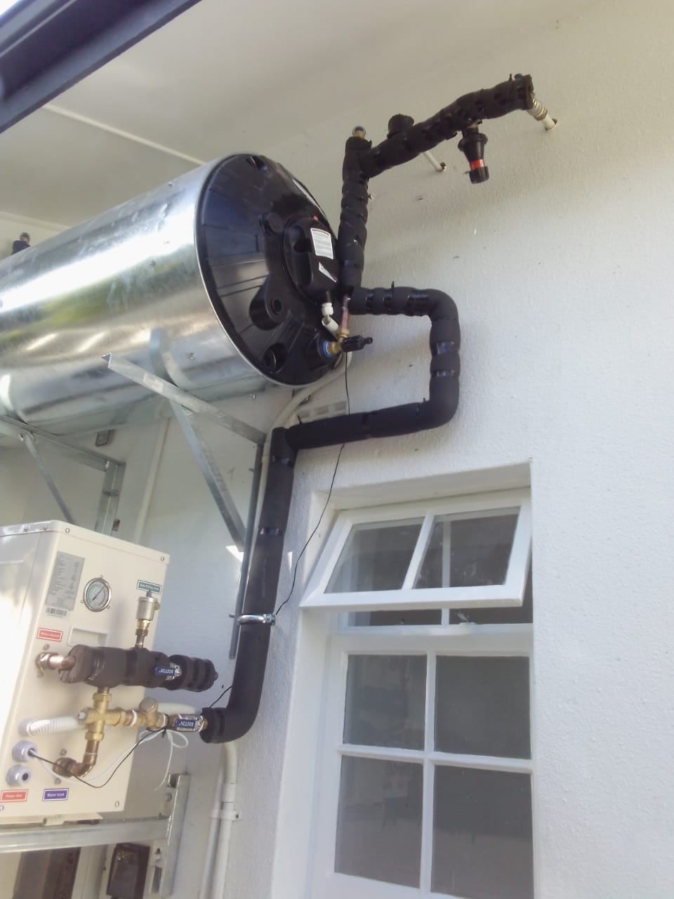 Heat pump connected to a geyser